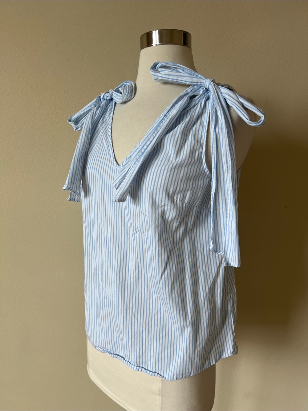 Who What Wear Light Blue & White Striped Tie-Shoulder V-Neck Camisole - Picture 5 of 9